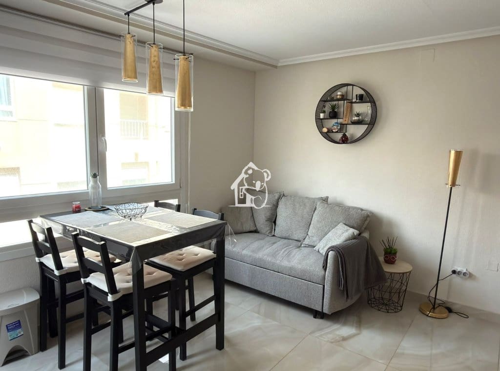 Appartement de 2 chambres à louer à Torrevieja - 950 € (Ref: 9810928)