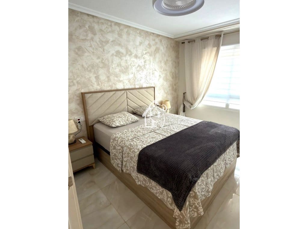 Appartement de 2 chambres à louer à Torrevieja - 950 € (Ref: 9810928)