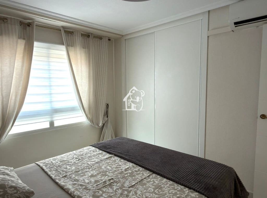 Appartement de 2 chambres à louer à Torrevieja - 950 € (Ref: 9810928)