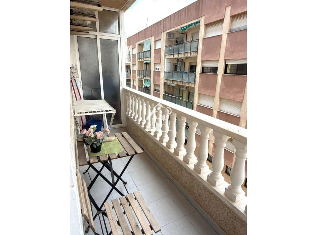 Appartement de 2 chambres à louer à Torrevieja - 950 € (Ref: 9810928)