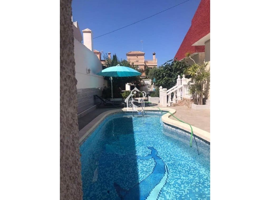 3 quarto Moradia para arrendar em Torrevieja com piscina - 2 800 € (Ref: 9819732)