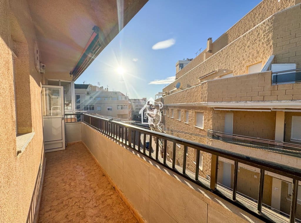 2 slaapkamer Appartement te huur in Torrevieja - € 700 (Ref: 9826120)