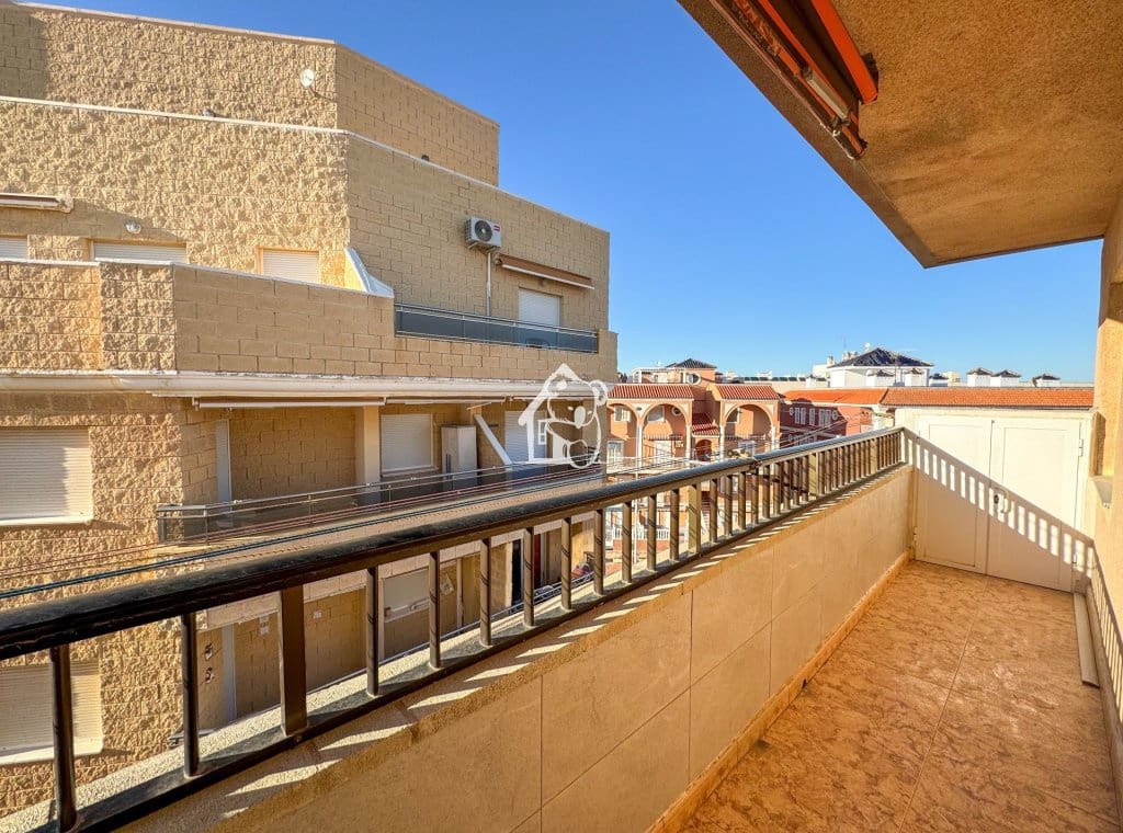2 slaapkamer Appartement te huur in Torrevieja - € 700 (Ref: 9826120)
