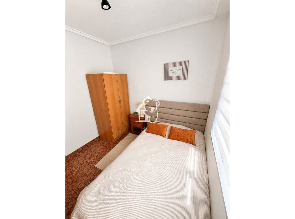 2 slaapkamer Appartement te huur in Torrevieja met zwembad - € 850 (Ref: 9828134)