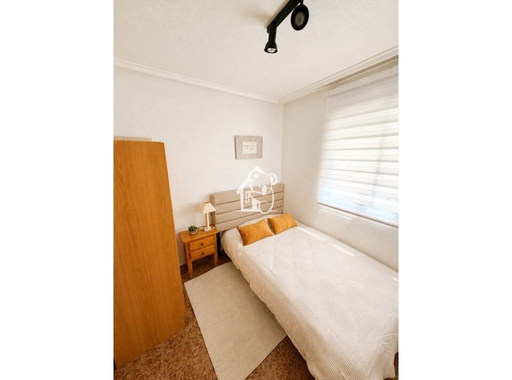 2 slaapkamer Appartement te huur in Torrevieja met zwembad - € 850 (Ref: 9828134)
