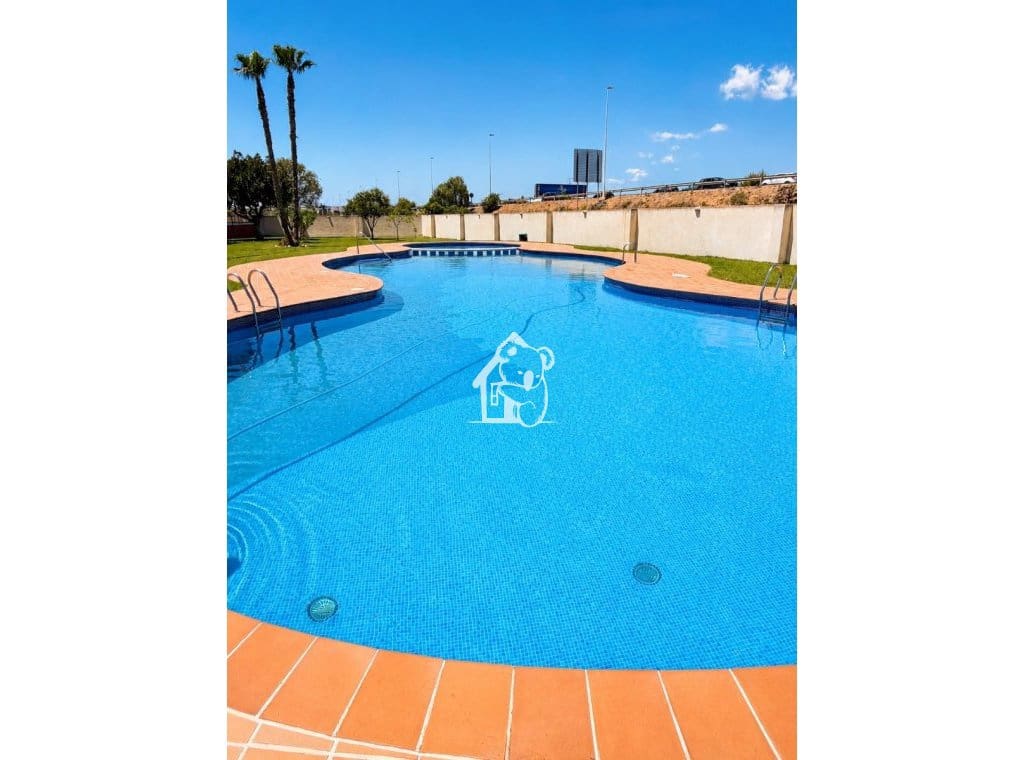 2 slaapkamer Appartement te huur in Torrevieja met zwembad - € 850 (Ref: 9828134)