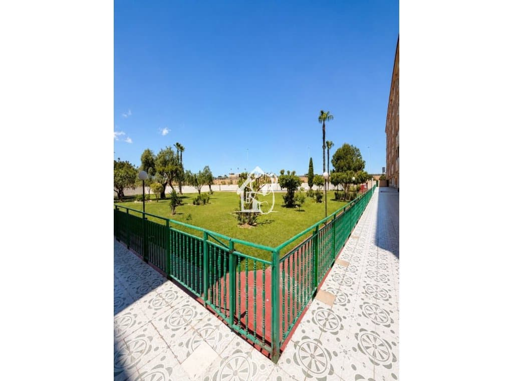 2 slaapkamer Appartement te huur in Torrevieja met zwembad - € 850 (Ref: 9828134)
