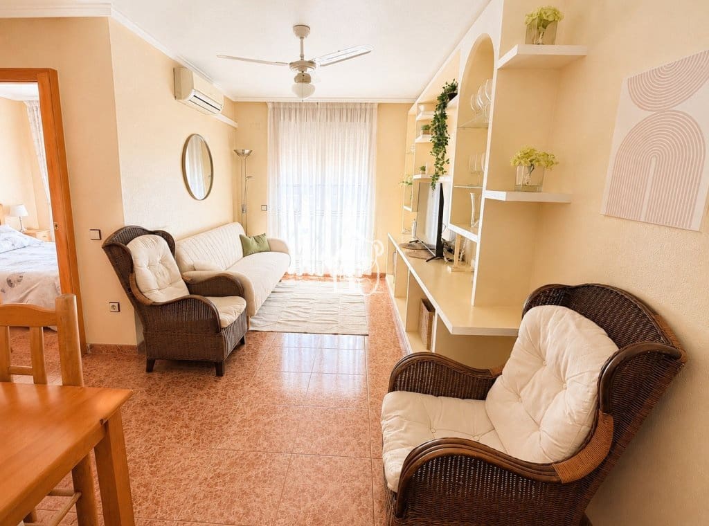 2 slaapkamer Appartement te huur in Torrevieja met zwembad - € 850 (Ref: 9828134)