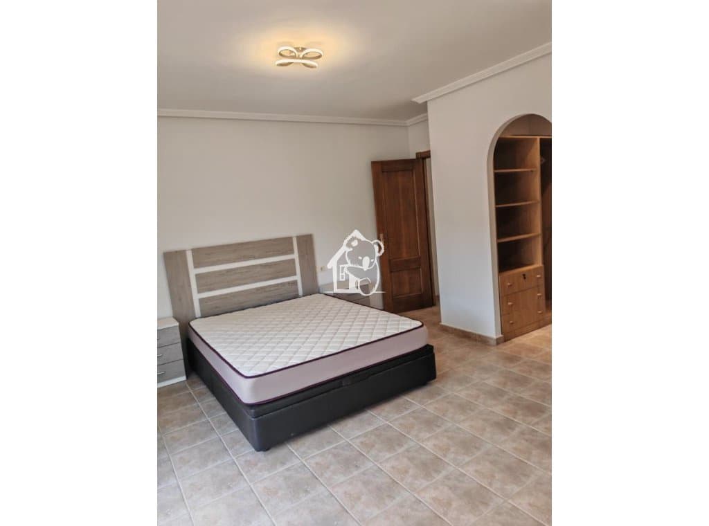 3 bedroom Villa for rent in Bigastro with garage - € 1,100 (Ref: 9830468)