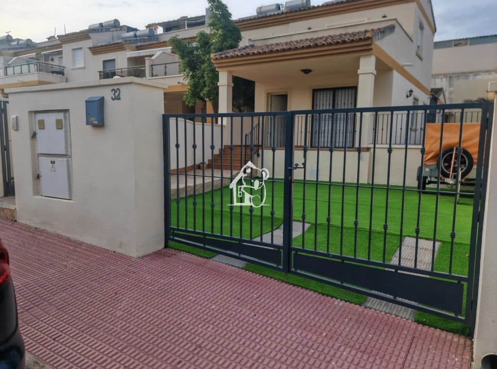3 bedroom Villa for rent in Bigastro with garage - € 1,100 (Ref: 9830468)