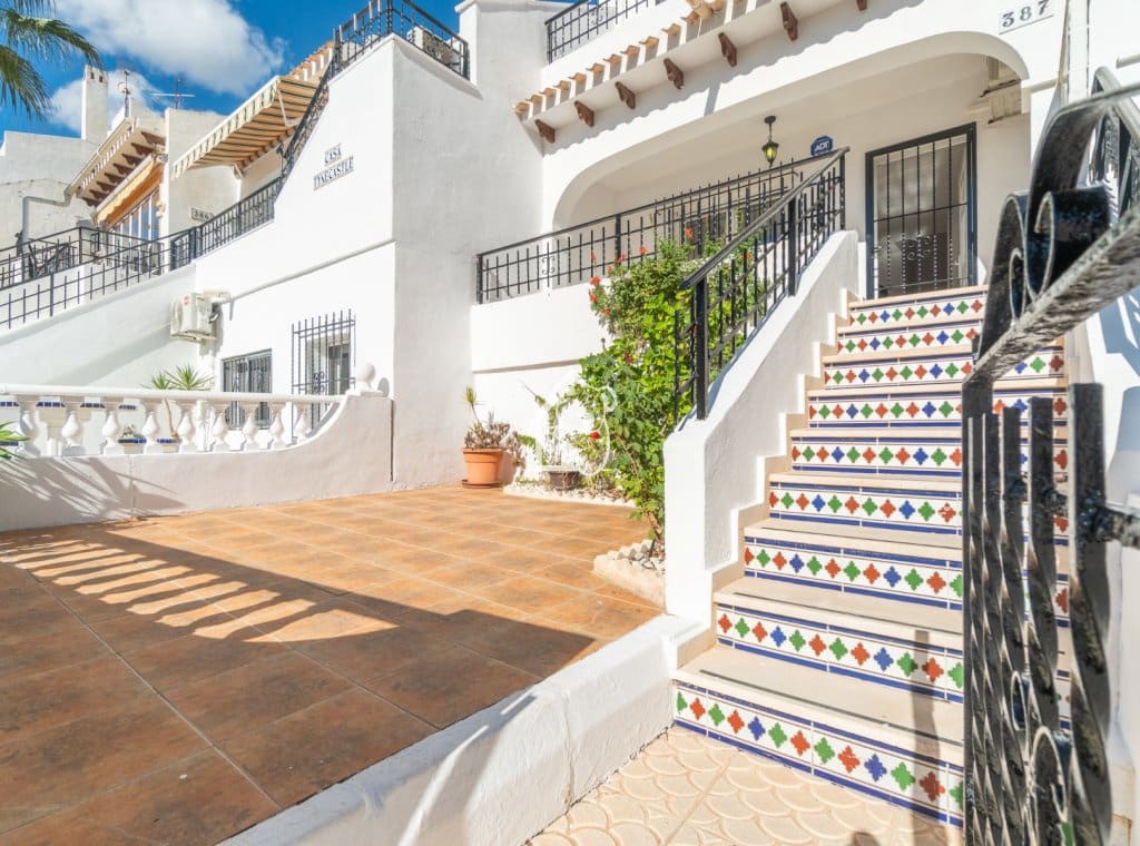 3 slaapkamer Huis te huur in Villamartin met zwembad - € 1.600 (Ref: 9830470)