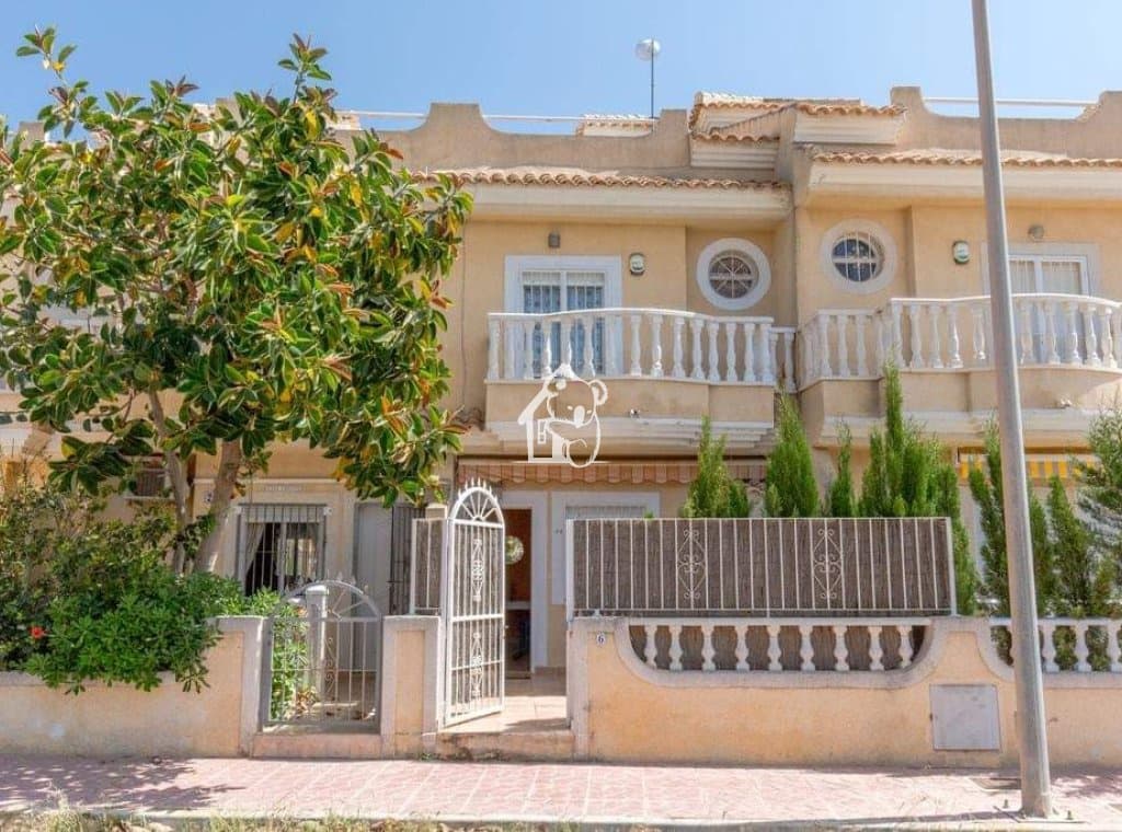 3 soveværelse Villa til leje i La Mata med swimmingpool garage - € 1.300 (Ref: 9830471)