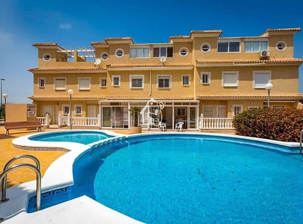 3 soveværelse Villa til leje i La Mata med swimmingpool garage - € 1.300 (Ref: 9830471)