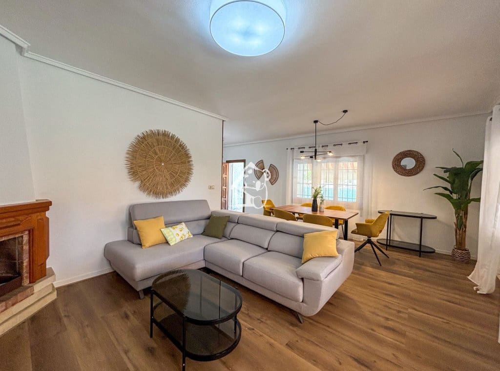 5 bedroom Villa for rent in Torrevieja with pool garage - € 2,500 (Ref: 9848486)