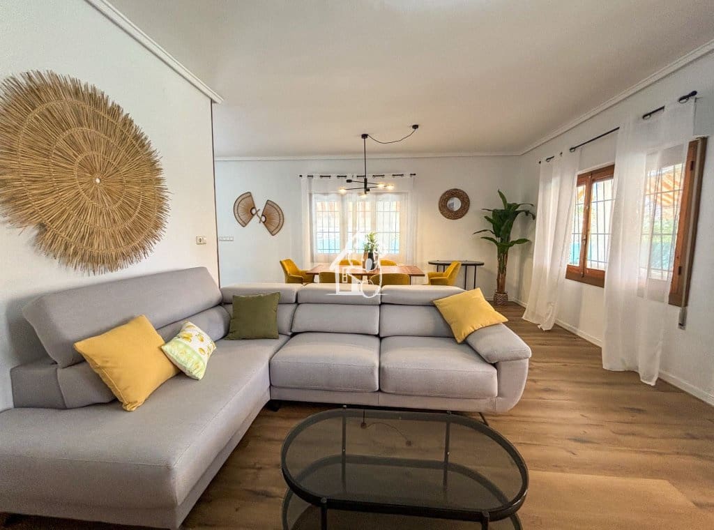 5 bedroom Villa for rent in Torrevieja with pool garage - € 2,500 (Ref: 9848486)