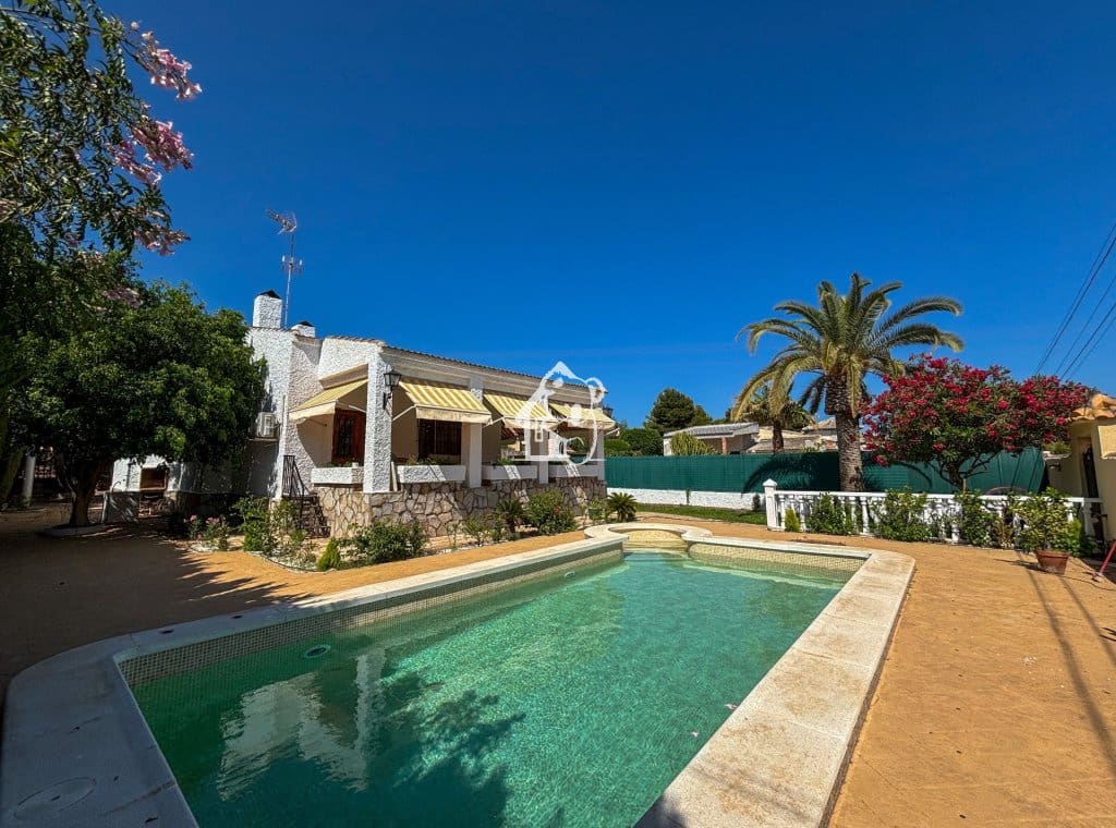 5 bedroom Villa for rent in Torrevieja with pool garage - € 2,500 (Ref: 9848486)
