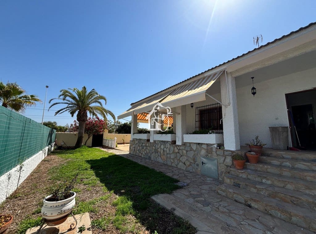 5 bedroom Villa for rent in Torrevieja with pool garage - € 2,500 (Ref: 9848486)