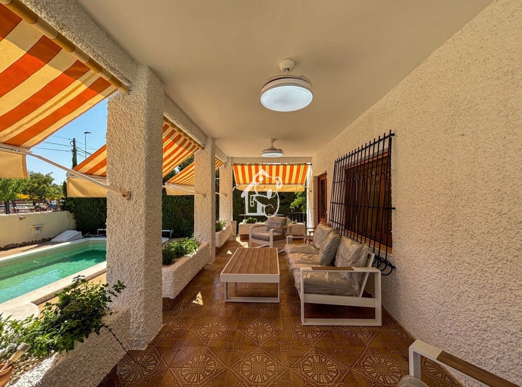 5 bedroom Villa for rent in Torrevieja with pool garage - € 2,500 (Ref: 9848486)