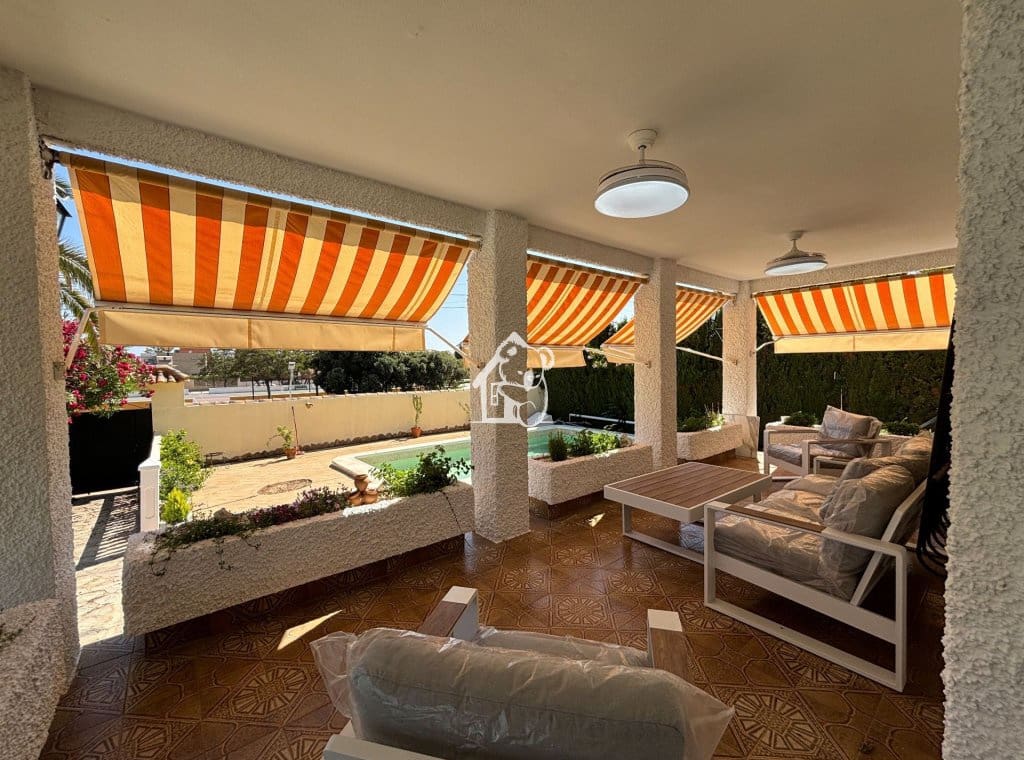 5 bedroom Villa for rent in Torrevieja with pool garage - € 2,500 (Ref: 9848486)