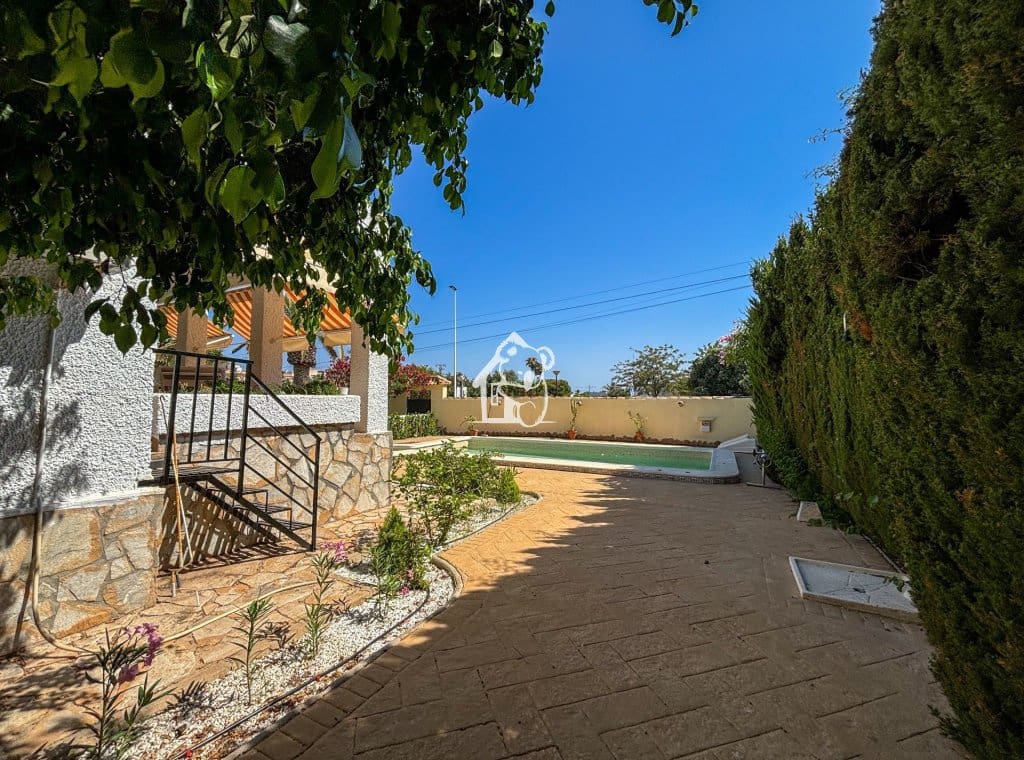 5 bedroom Villa for rent in Torrevieja with pool garage - € 2,500 (Ref: 9848486)