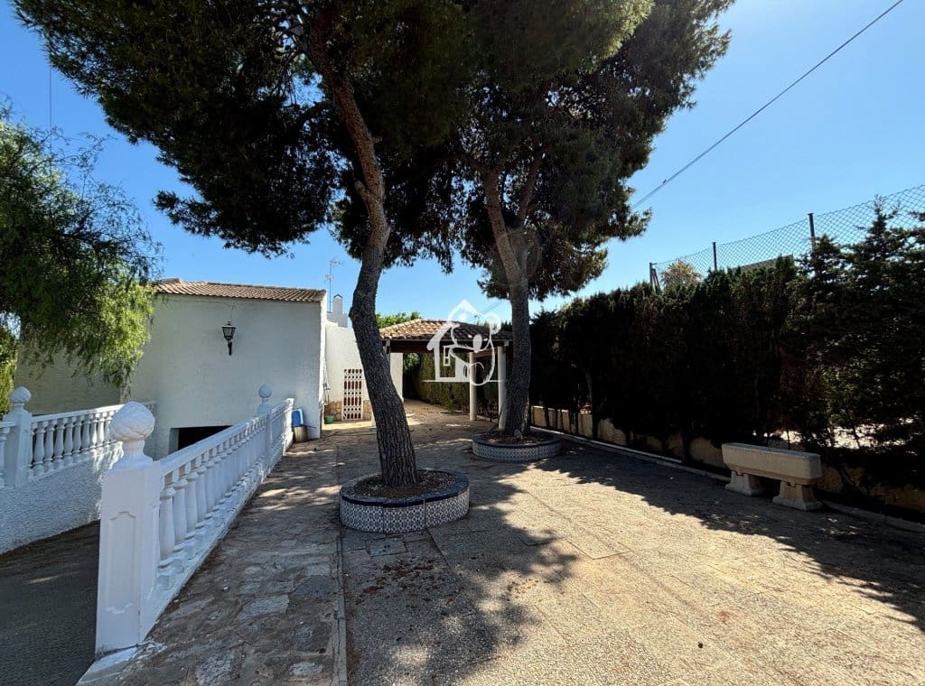 5 bedroom Villa for rent in Torrevieja with pool garage - € 2,500 (Ref: 9848486)