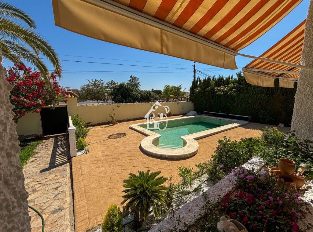 5 bedroom Villa for rent in Torrevieja with pool garage - € 2,500 (Ref: 9848486)