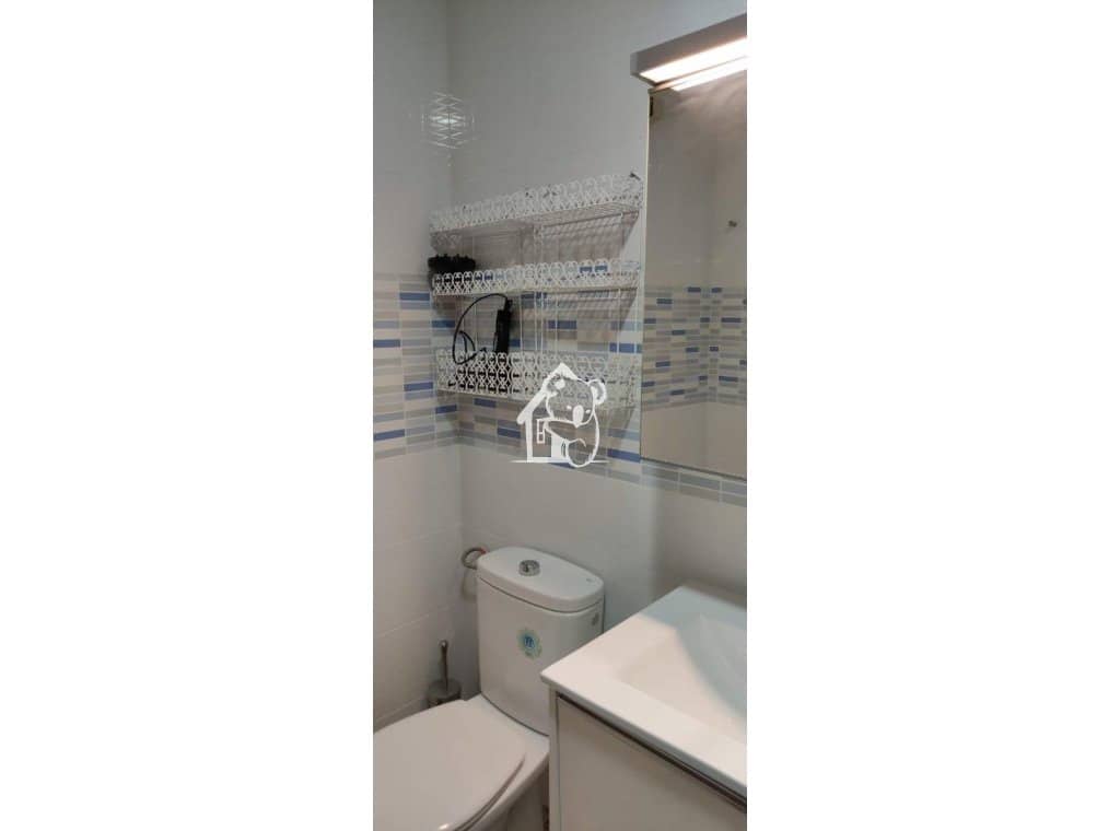 2 bedroom Penthouse for rent in Torrevieja with pool garage - € 900 (Ref: 9848489)