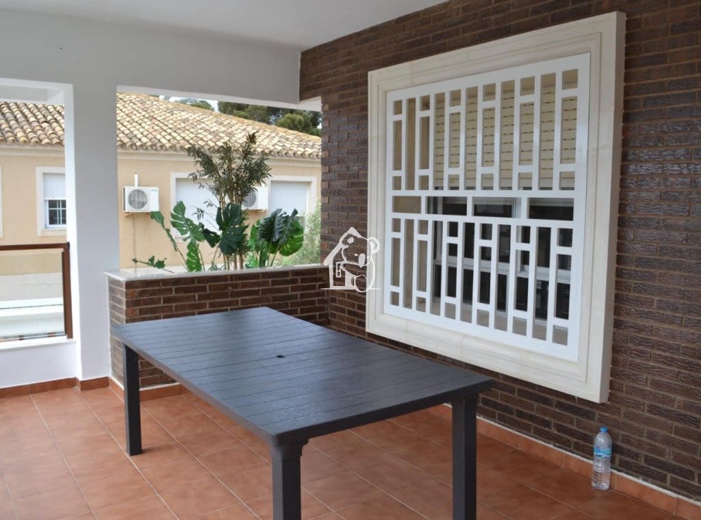 4 soveværelse Villa til leje i Orihuela Costa med swimmingpool garage - € 2.600 (Ref: 9854708)