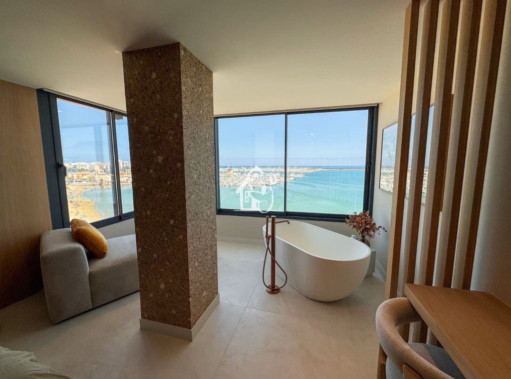 2 bedroom Apartment for rent in Torrevieja with pool - € 2,500 (Ref: 9858954)