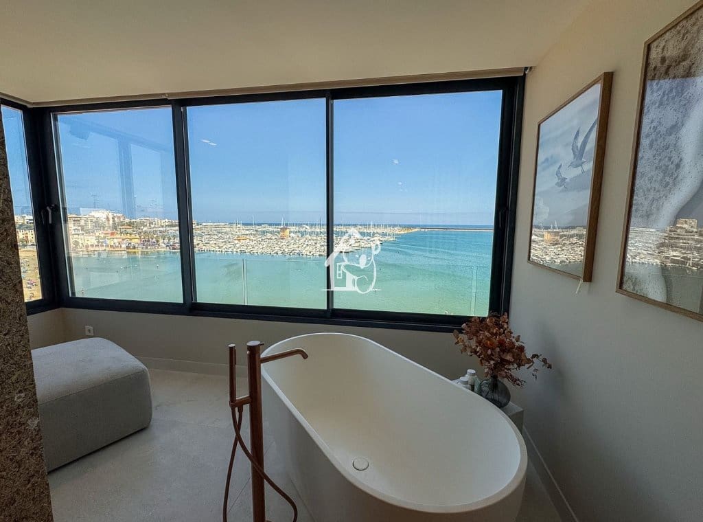 2 bedroom Apartment for rent in Torrevieja with pool - € 2,500 (Ref: 9858954)