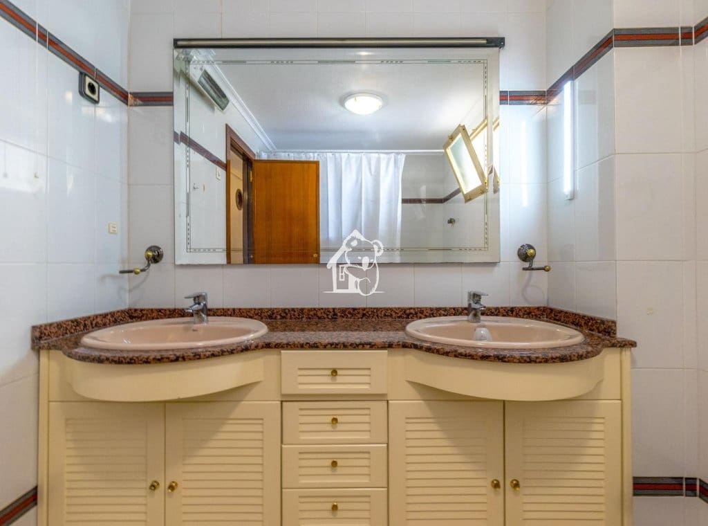 3 bedroom Apartment for rent in Torrevieja - € 1,100 (Ref: 9861378)