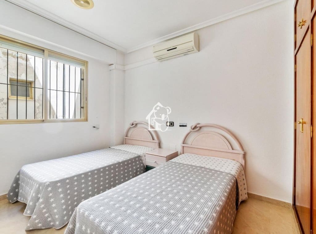 3 bedroom Apartment for rent in Torrevieja - € 1,100 (Ref: 9861378)