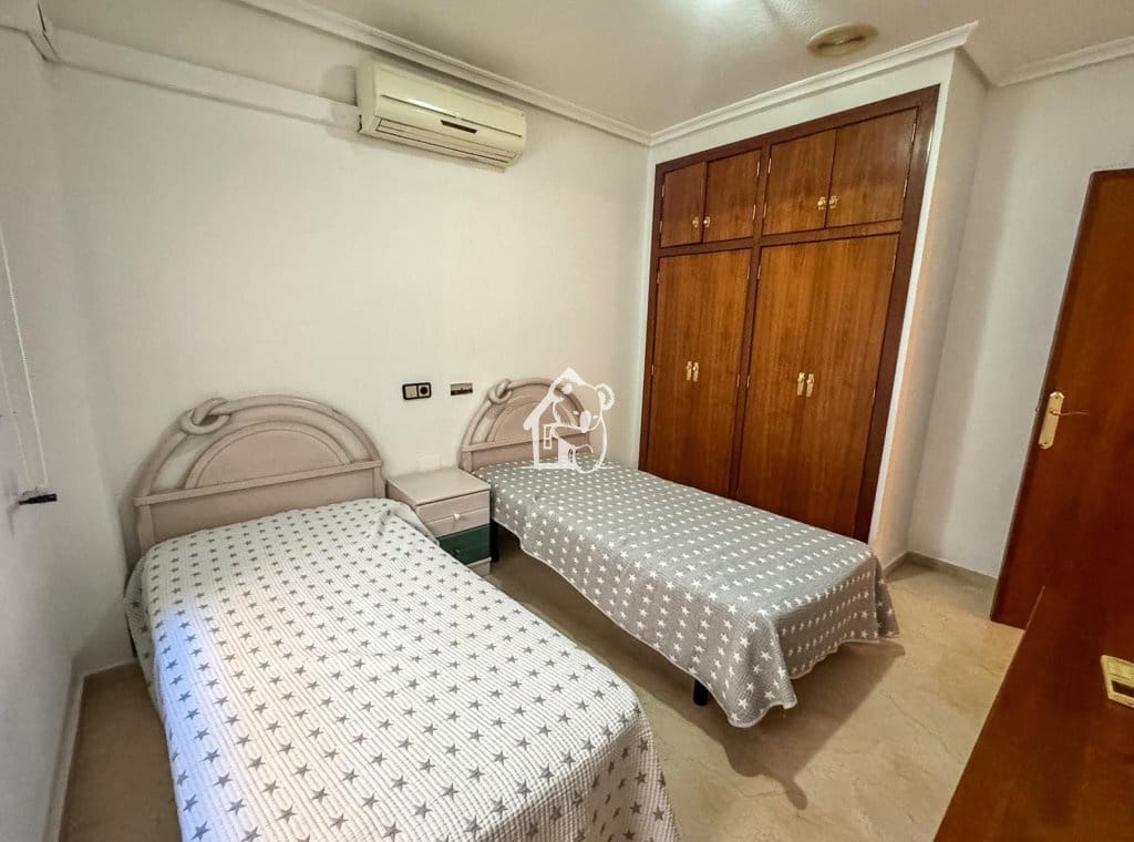 3 bedroom Apartment for rent in Torrevieja - € 1,100 (Ref: 9861378)