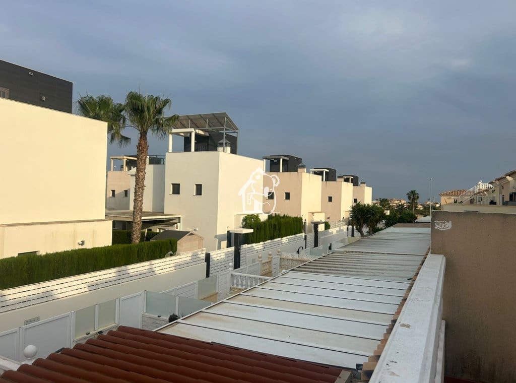2 soveværelse Villa til leje i Orihuela Costa med swimmingpool garage - € 1.000 (Ref: 9877699)