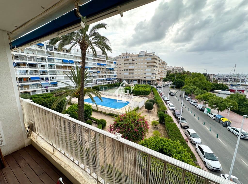 4 sypialnia Apartament do wynajęcia w Torrevieja z basenem garażem - 2 100 € (Ref: 9889600)