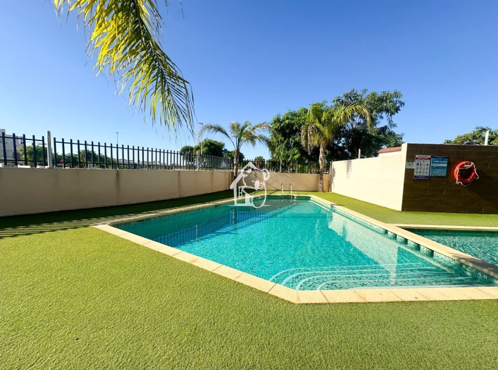 Bungalow de 2 habitaciones en Pilar de la Horadada en alquiler con piscina - 1.000 € (Ref: 9891406)