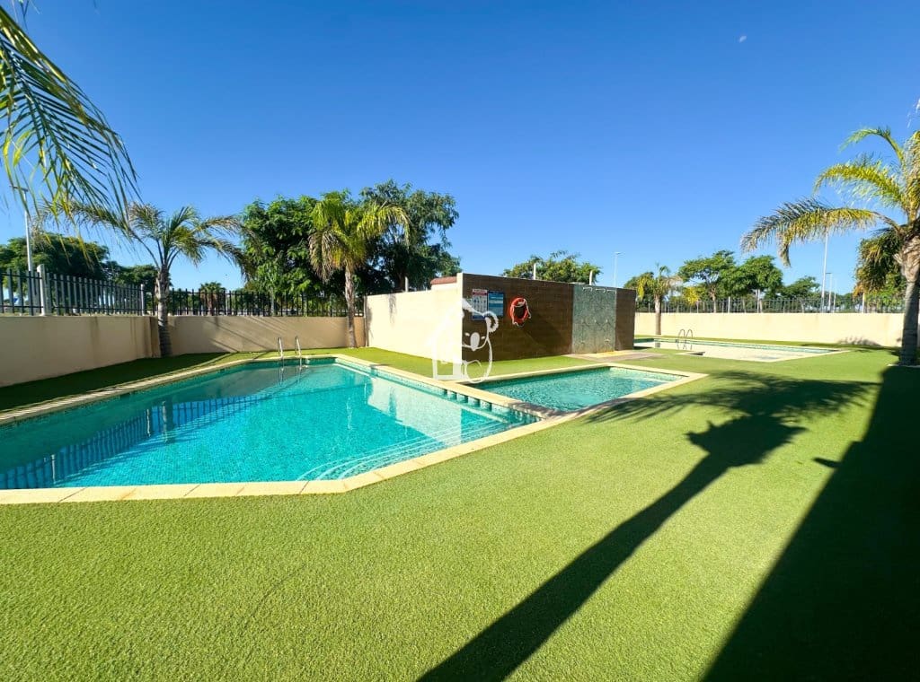 Bungalow de 2 habitaciones en Pilar de la Horadada en alquiler con piscina - 1.000 € (Ref: 9891406)