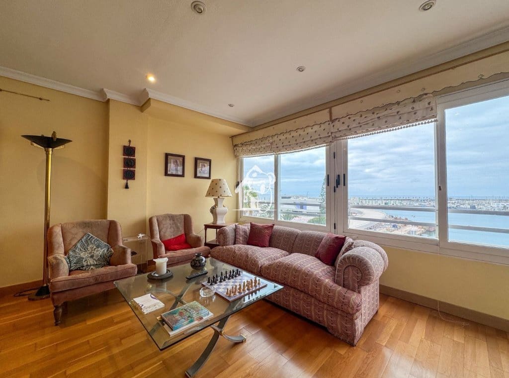 4 bedroom Apartment for rent in Torrevieja with garage - € 1,800 (Ref: 9891409)