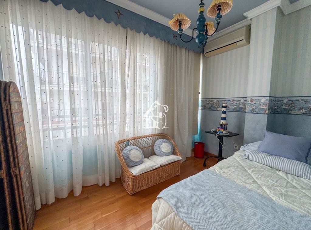 4 bedroom Apartment for rent in Torrevieja with garage - € 1,800 (Ref: 9891409)