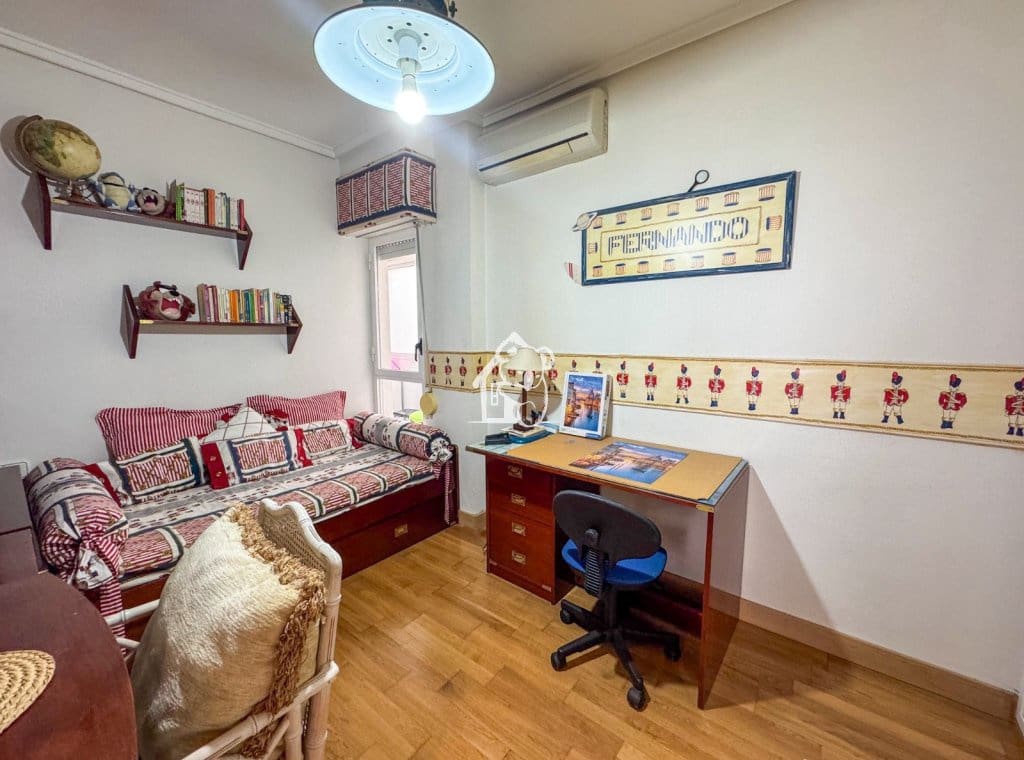 4 bedroom Apartment for rent in Torrevieja with garage - € 1,800 (Ref: 9891409)
