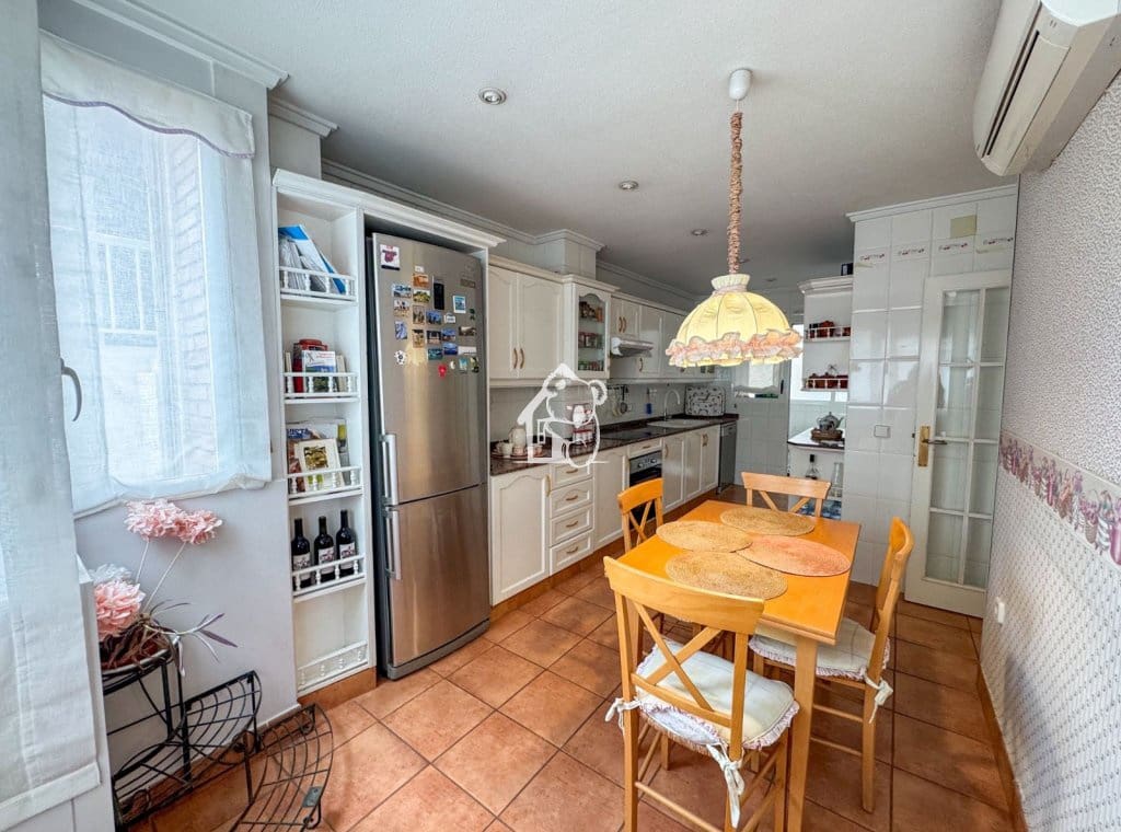 4 bedroom Apartment for rent in Torrevieja with garage - € 1,800 (Ref: 9891409)