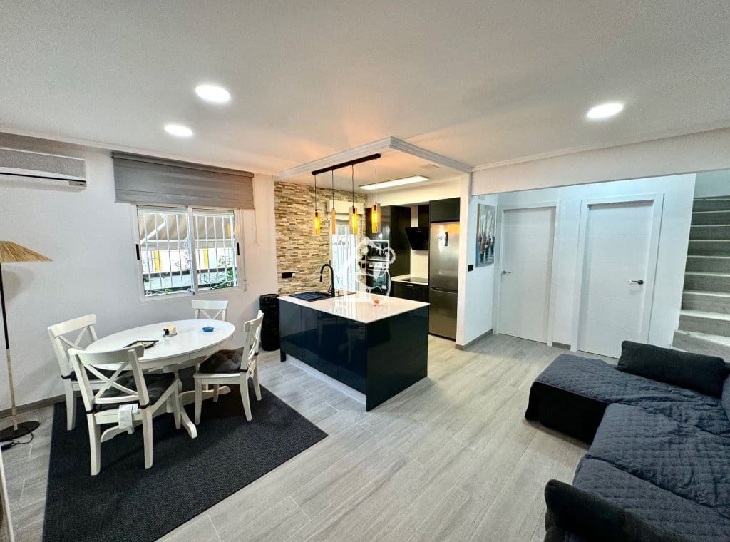 3 camera da letto Villa da affittare in Torrevieja con piscina - 1.400 € (Rif: 9902667)