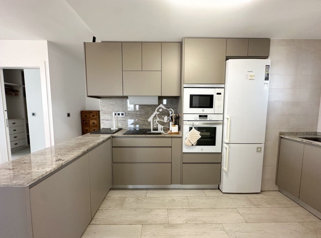 Appartement de 3 chambres à louer à Torrevieja avec piscine garage - 1 350 € (Ref: 9921569)