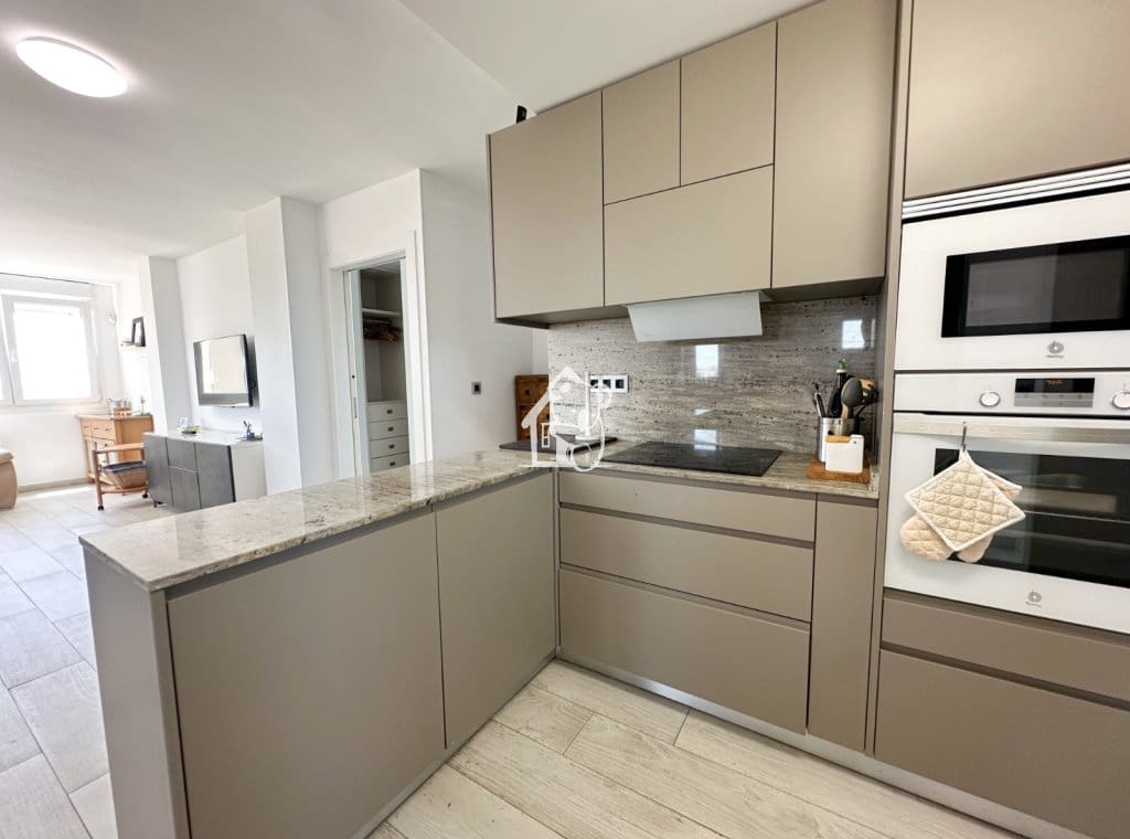 Appartement de 3 chambres à louer à Torrevieja avec piscine garage - 1 350 € (Ref: 9921569)