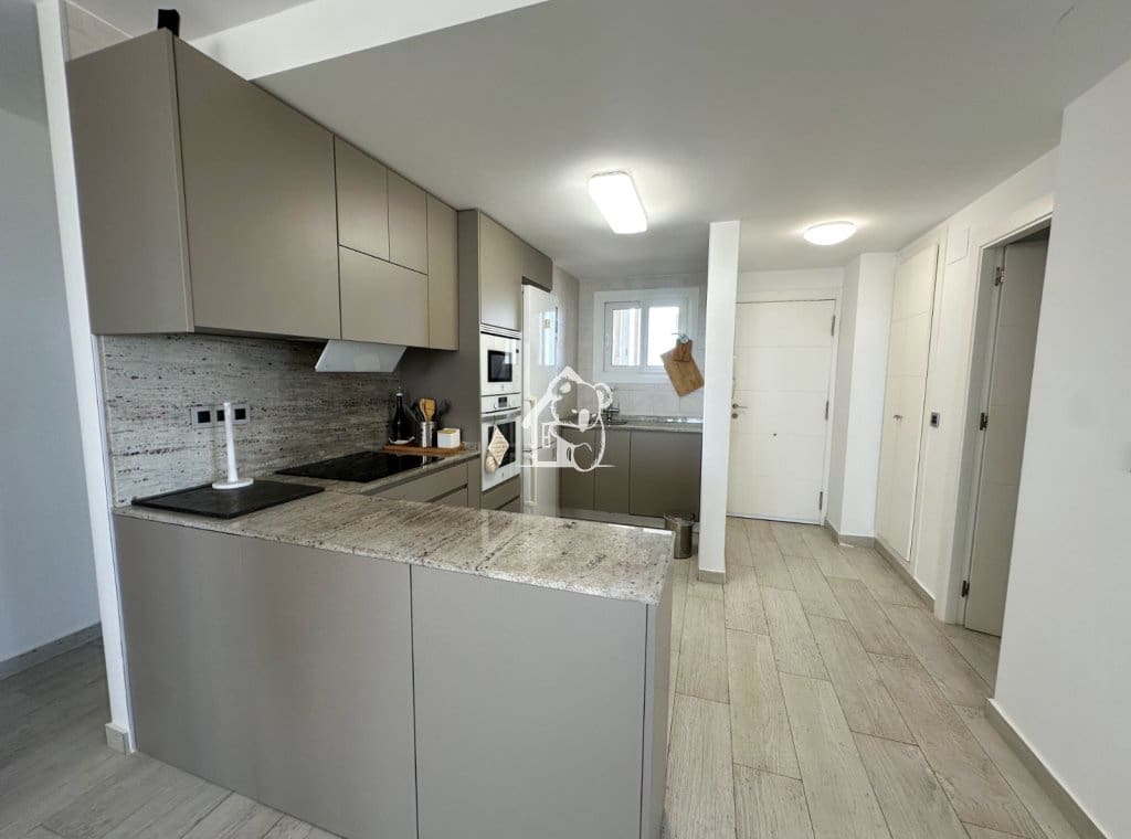 Appartement de 3 chambres à louer à Torrevieja avec piscine garage - 1 350 € (Ref: 9921569)