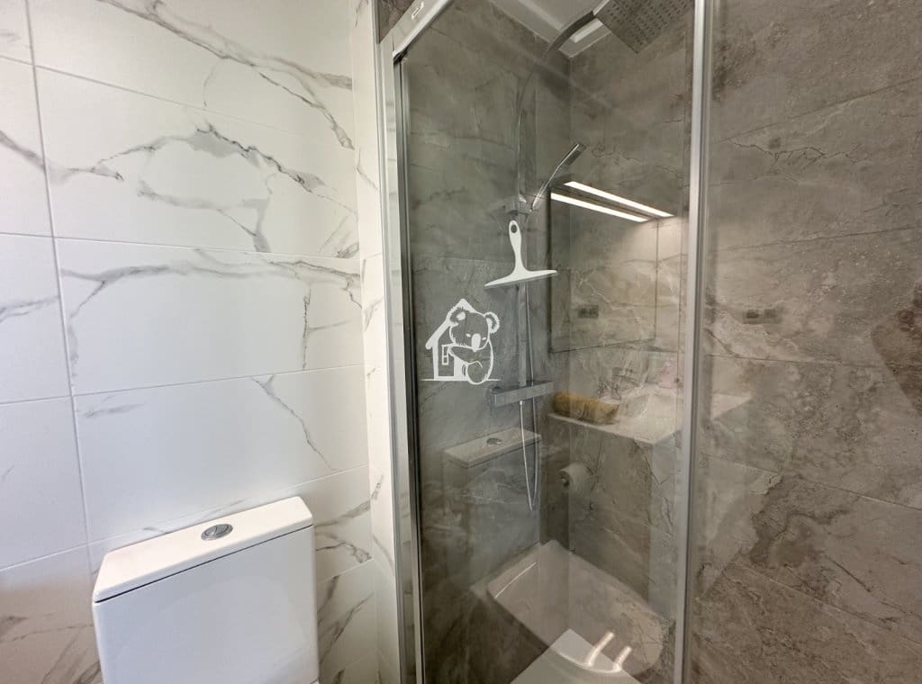Appartement de 3 chambres à louer à Torrevieja avec piscine garage - 1 350 € (Ref: 9921569)