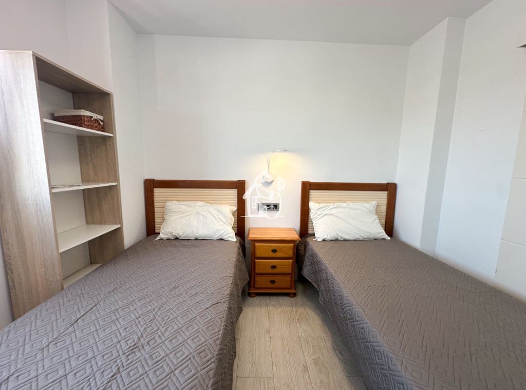 Appartement de 3 chambres à louer à Torrevieja avec piscine garage - 1 350 € (Ref: 9921569)