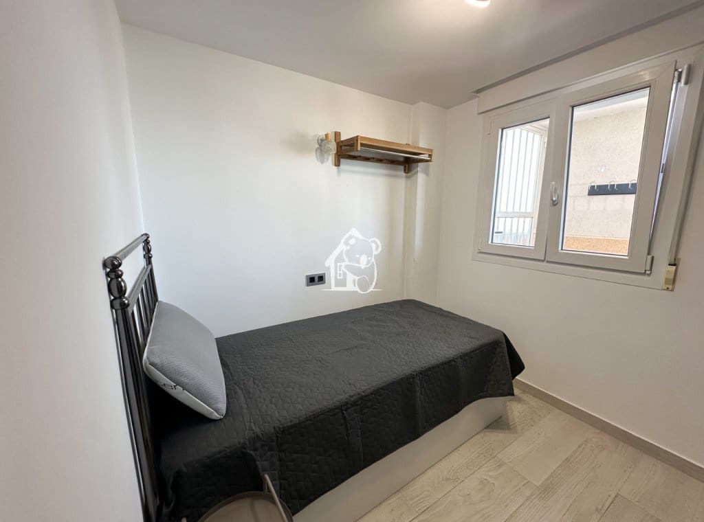 Appartement de 3 chambres à louer à Torrevieja avec piscine garage - 1 350 € (Ref: 9921569)