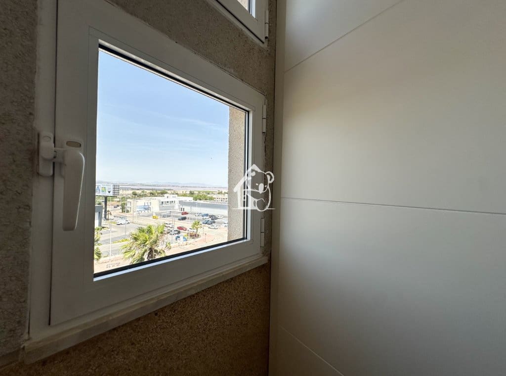 Appartement de 3 chambres à louer à Torrevieja avec piscine garage - 1 350 € (Ref: 9921569)