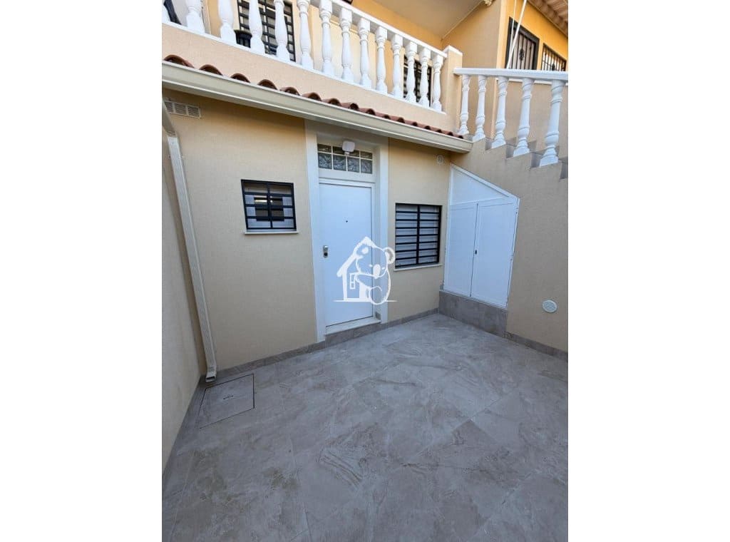 2 bedroom Townhouse for rent in Torrevieja with pool - € 1,400 (Ref: 9926574)